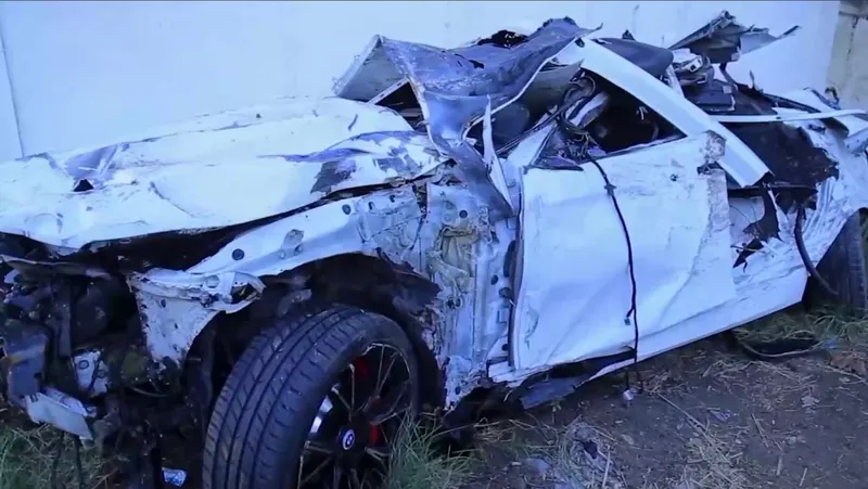 Фарғонада тезлик фожиаси: BMW ҳайдовчиси ЙТҲда вафот этди