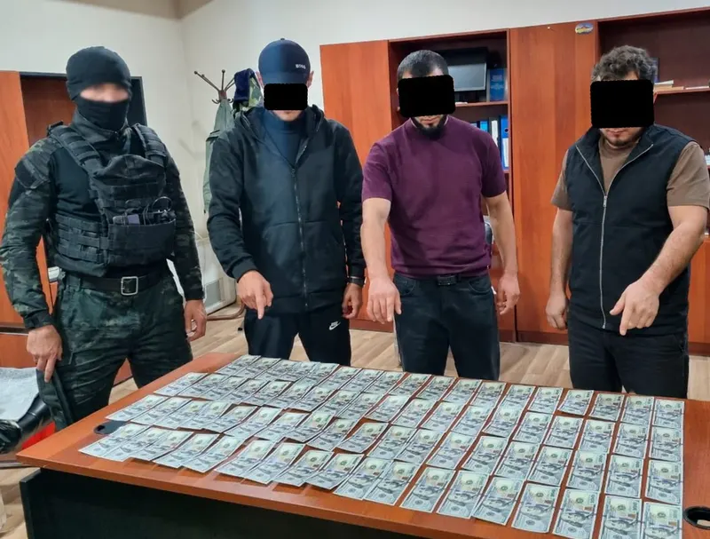 44 млн сўмга сотилаётган қалбаки долларлар: уч киши ушланди