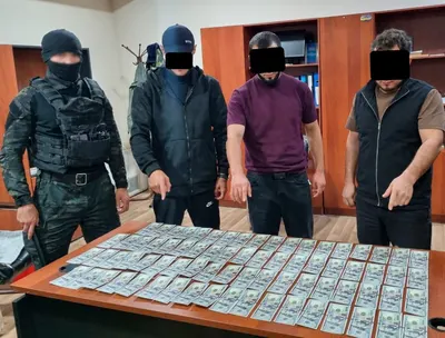 44 млн сўмга сотилаётган қалбаки долларлар: уч киши ушланди