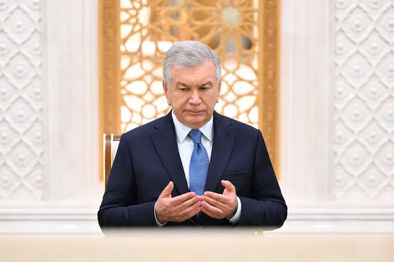 Президент Шавкат Мирзиёев Имом Бухорий мақбарасини зиёрат қилди