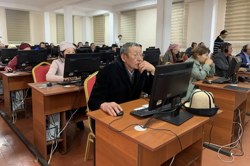 Қирғиз тилини билиш синови: Президентликка номзодлар ҳам имтиҳондан ўта олмади